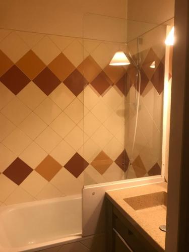 La salle de bains est pourvue d'une douche et d'une baignoire. dans l'établissement Appartement Chamonix, à Chamonix-Mont-Blanc