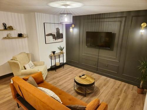 a living room with a couch and a tv at Contractors l FreeParking l Station l Students in Colchester
