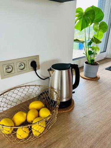a basket of lemons on a counter with a coffee maker at Butter Chill House - Dom na Kaszubach in Masłowo