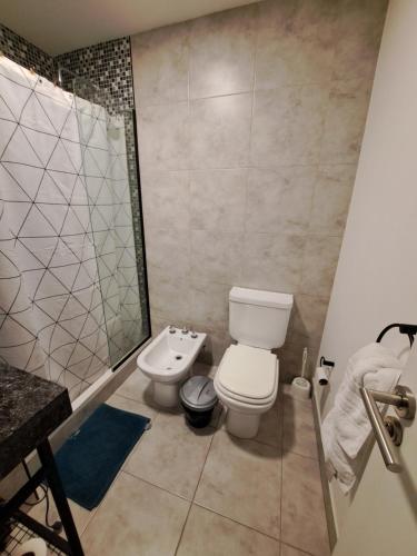 une salle de bains avec toilettes et lavabo dans l'établissement Departamento - Salta Capital sm - Edificio Usina, à Salta