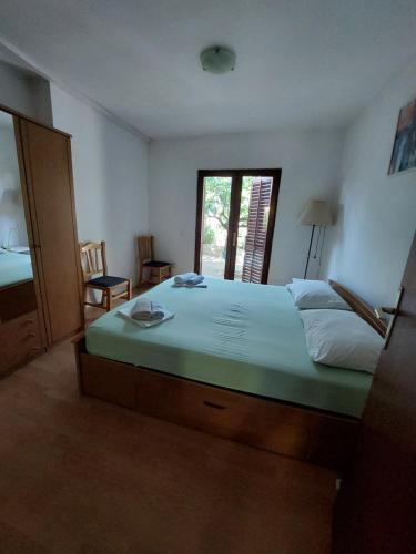 a bedroom with a large bed and a window at Apartment Marinetto in Stari Grad