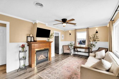 a living room with a television and a fireplace at Small cozy ranch in Rantoul