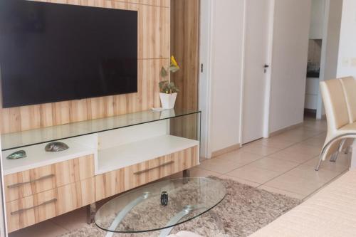 Μια τηλεόραση ή/και κέντρο ψυχαγωγίας στο Apartamento condomínio Bech Village Fortaleza