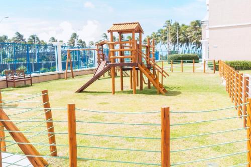 Ο χώρος παιχνιδιού για παιδιά στο Apartamento condomínio Bech Village Fortaleza
