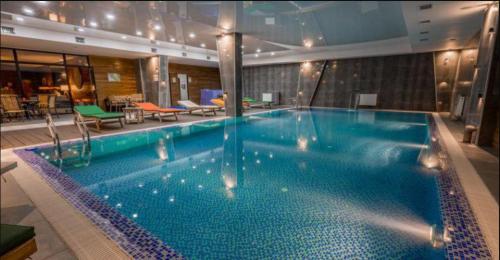 Designer Family Chalet I 5 min walk to Ski Lifts & 1 min to Shops I Mountain Viewの敷地内または近くにあるプール