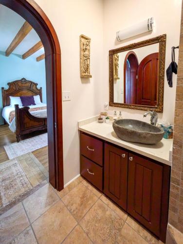 Ein Badezimmer in der Unterkunft Uhuburg Castle