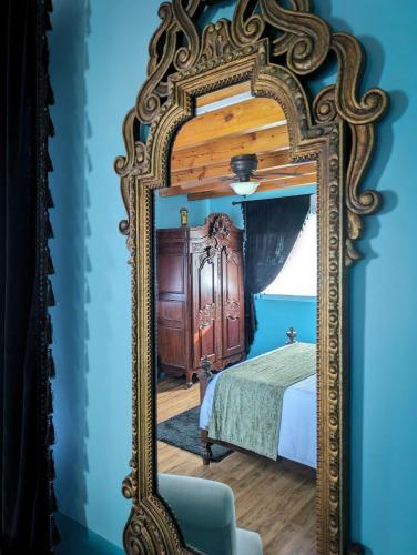 Ein Bett oder Betten in einem Zimmer der Unterkunft Uhuburg Castle
