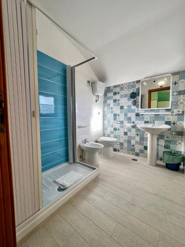 a bathroom with a shower and a toilet and a sink at Hotel Le Tre Caravelle in Palinuro