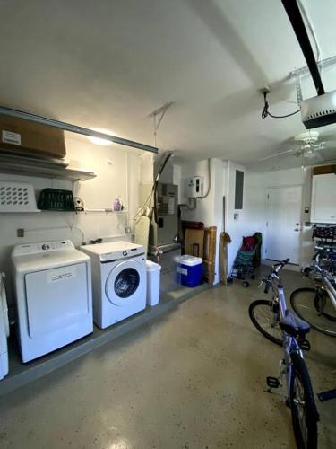 Dapur atau dapur kecil di Deerfield Beach heated pool house