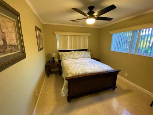 Katil atau katil-katil dalam bilik di Deerfield Beach heated pool house