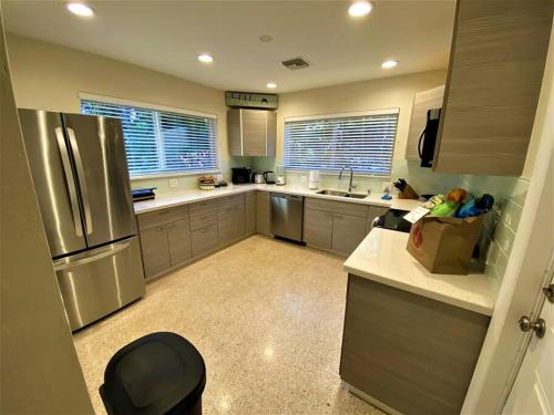 Dapur atau dapur kecil di Deerfield Beach heated pool house