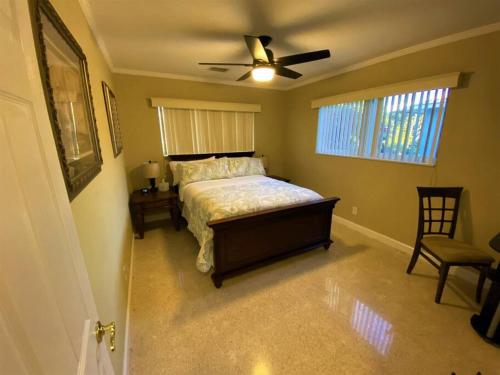 Ένα ή περισσότερα κρεβάτια σε δωμάτιο στο Deerfield Beach heated pool house