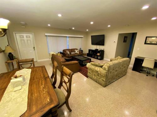Televisyen dan/atau pusat hiburan di Deerfield Beach heated pool house