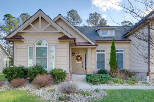 a house with areath on the door at 6 Mi to Bethany Beach Family Home with BBQ and Yard in Ocean View