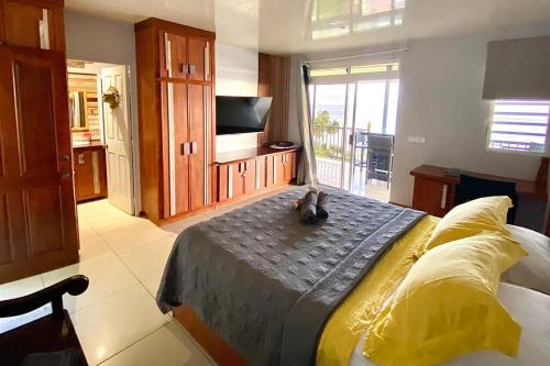 a bedroom with a bed with two stuffed animals on it at Villa Maui1 in Vaihi