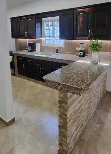 a kitchen with a large island in the middle at Hermoso apartamento a 2 minutos de la feria de David in David