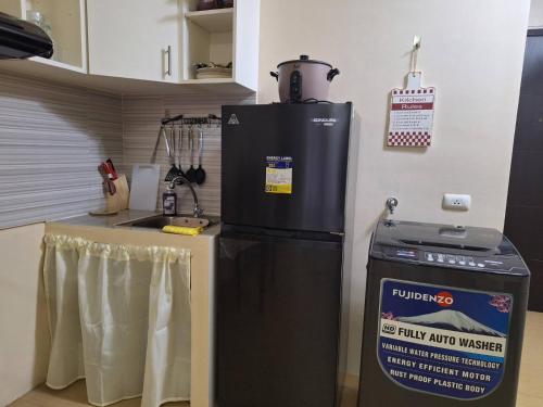 カガヤン・デ・オロにあるCentrio Tower - Condo Unit Near CDO Mallsのキッチン(コンロ、冷蔵庫、カウンター付)