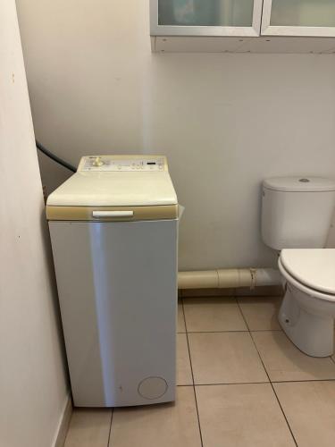 une petite salle de bain avec toilettes et lavabo dans l'établissement Soleil de Lyon - Appartement lumineux au centre-ville, à Lyon