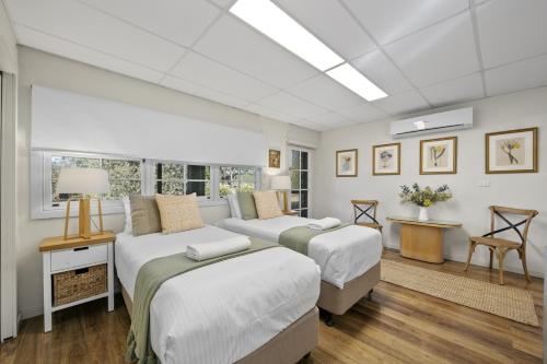 Кровать или кровати в номере Maranda Country Estate 5 Bedrooms with Spa & Pool