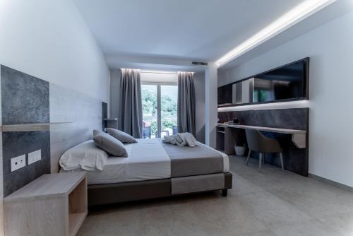 Ένα ή περισσότερα κρεβάτια σε δωμάτιο στο Hotel Lago Bin