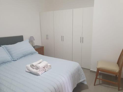 a bedroom with a bed with white towels on it at Heart Depto 1 Viedma Centro Confortable y Optima Ubicación in Viedma