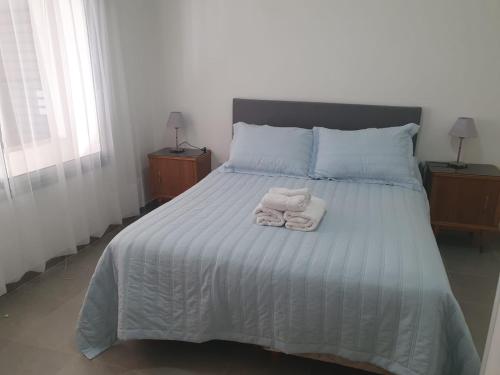 a bedroom with a bed with two towels on it at Heart Depto 1 Viedma Centro Confortable y Optima Ubicación in Viedma