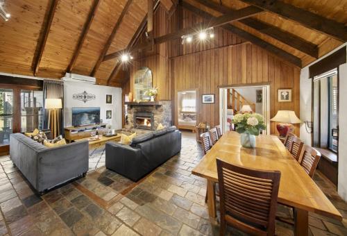 Χώρος καθιστικού στο Bonn Abbey - Magnificent Stone Lodge