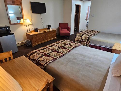 Ένα ή περισσότερα κρεβάτια σε δωμάτιο στο Alpenhaus Motel