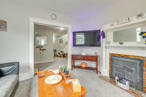 TV a/nebo společenská místnost v ubytování Morgantown Home 1 Mi to West Virginia University!
