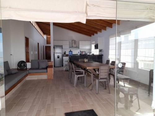 a kitchen and dining room with a table and chairs at La Casa de David in Zorritos