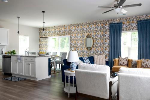 Χώρος καθιστικού στο Spacious 4BD Retreat - Central Location - Backyard