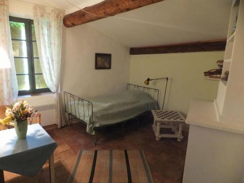 una camera da letto con un letto nell'angolo di una stanza di Lo Cantou Comfortable holiday residence a Camplong-dʼAude