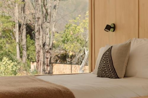 Postel nebo postele na pokoji v ubytování Earth Tones - Cozy, Intimate Haven with Bedside Mountain View