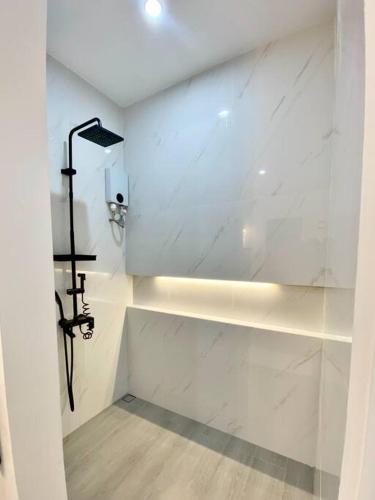 a bathroom with a shower with white marble walls at Gray cozy unit in Valencia