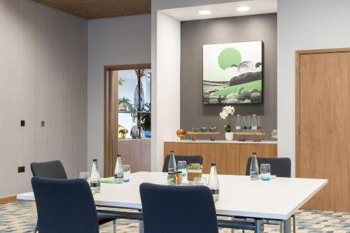 a meeting room with a table and chairs at Holiday Inn Oxford by IHG in Oxford