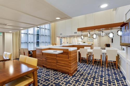 a kitchen with a bar and a dining room at Staybridge Suites Columbia - Baltimore by IHG in Columbia