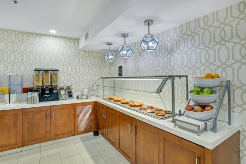 a kitchen with bowls of fruit on a counter at Staybridge Suites Columbia - Baltimore by IHG in Columbia
