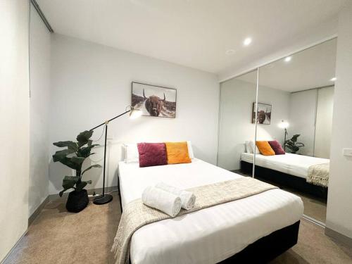 Postel nebo postele na pokoji v ubytování Charming Riverside Apartment near Crown Casino & MCEC