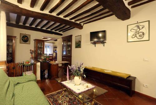 een woonkamer met een bank en een tafel bij Castelvecchio Alto in Castelvecchio
