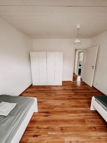 a room with a bed and a wooden floor at Im Südviertel von Essen! FDG in Essen