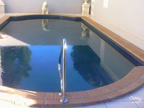 レッドクリフにあるRedcliffe Villaの青い水の家の中のスイミングプール
