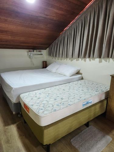 two twin beds in a bedroom with at Flat para 6 pessoas no Condomínio Monte Castelo Mod 4 Flat 1B in Bezerros