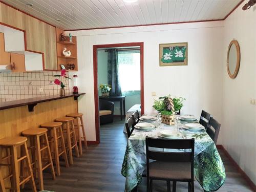 a dining room with a table and chairs at HUAHINE - Fare Teakavehere Tipanier in Haapu