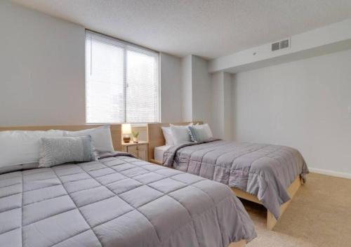 une chambre avec deux lits et une fenêtre dans l'établissement Spacious Apartment With 2 Bedrooms, à Arlington