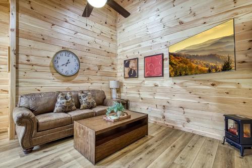 Χώρος καθιστικού στο Restful Bungalow, Pickleball Court, Creek, WIFI, Mountain Views, Starting at 79"