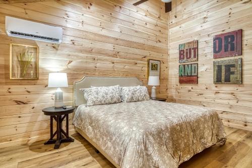 Ένα ή περισσότερα κρεβάτια σε δωμάτιο στο Restful Bungalow, Pickleball Court, Creek, WIFI, Mountain Views, Starting at 79"