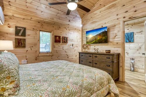 Ένα ή περισσότερα κρεβάτια σε δωμάτιο στο Rustic Retreat, Pickleball Court, Creek, WIFI, Mountain Views, Starting at 79"