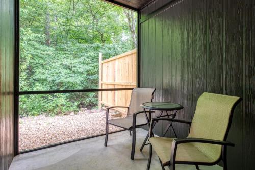 Κήπος έξω από το Rustic Retreat, Pickleball Court, Creek, WIFI, Mountain Views, Starting at 79"