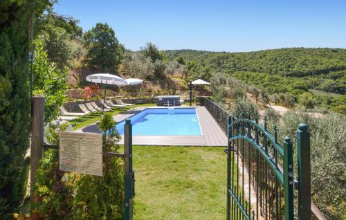 un giardino con piscina e recinzione di Gorgeous Home In Castiglion Fiorentino a Polvano