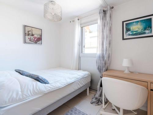 une chambre avec un lit, un bureau et une fenêtre dans l'établissement Studio cabine climatisé près de la plage avec parking à Narbonne - FR-1-409-274, à Narbonne